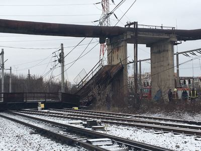 Circulaţia feroviară, blocată pe magistrala Bucureşti - Braşov după prăbuşirea unei pasarele, reluată parţial. VIDEO