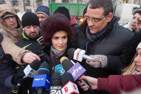 Firea: Aproape 90 la sută din arterele principale au fost curăţate complet şi se circulă bine. 12 utilaje vor topi zăpada în Capitală. VIDEO