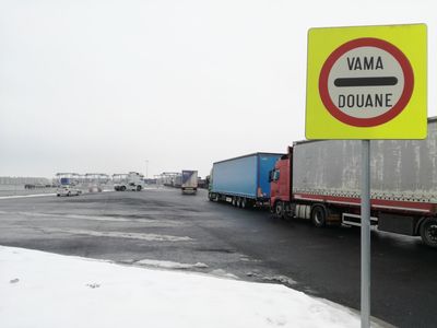 Coloana de camioane a depăşit 15 kilometri la Nădlac II şi se aşteaptă până la zece ore pentru control