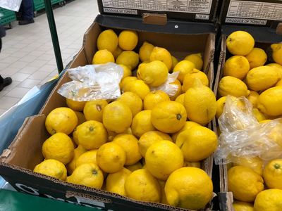 Constanţa: Hipermarket Auchan, amendat de Protecţia Consumatorilor cu 10.000 de lei, pentru calitatea fructelor şi legumelor vândute; peste 100 de kilograme de produse, retrase. VIDEO

