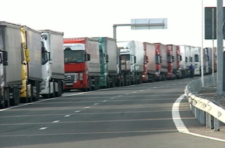 Noi coloane de camioane s-au format la graniţa cu Ungaria, iar la Nădlac II şi Borş se aşteaptă peste patru ore pentru control - FOTO
