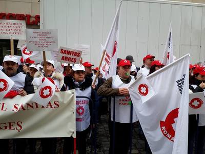Aproximativ două sute de sinidicalişti Sanitas pichetează Ministerul Sănătăţii. FOTO