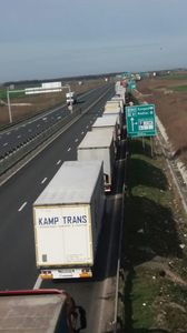 Coloanele de camioane au ajuns la 23 kilometri la ieşirea din ţară pe la Nădlac II şi la 20 kilometri la Vărşand, un record după 1990; şoferii aşteaptă până la 13 ore. FOTO