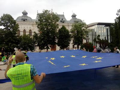 Steag al Uniunii Europene, purtat de aproximativ 40 de persoane pe străzile din Galaţi - FOTO