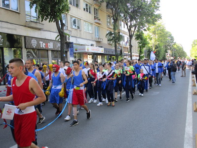 Constanţa: Peste două mii de persoane, printre care elevi, sportivi şi militari, au participat la o paradă de ziua oraşului, organizată de primărie. Asociaţia Elevilor spune că defilarea are reminiscenţe comuniste. FOTO, VIDEO