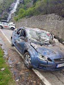 Avertisment scris pentru şoferul a cărui maşină a fost surprinsă de o avalanşă de pietre duminică, pe Transfăgărăşan