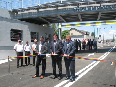 Stradă din Timişoara lărgită la patru benzi de circulaţie cu bani din bugetul local, inaugurată de primarul Nicolae Robu cu fanfară. FOTO