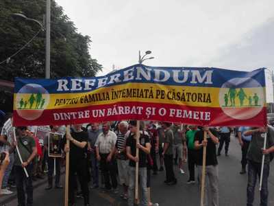 Aproximativ 100 de persoane, la Marşul Normalităţii organizat de Noua Dreaptă: Ruşine întregii clase politice care de trei ani ţin blocat referendumul pentru familie. FOTO/VIDEO