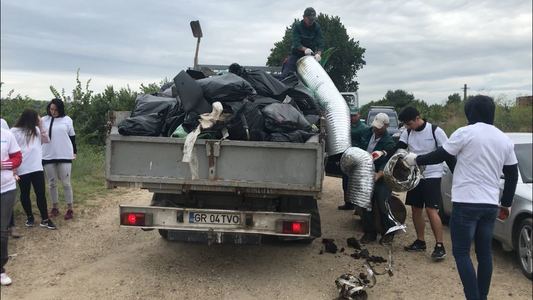 Poliţiştii din Giurgiu au adunat deşeurile de pe malul Dunării