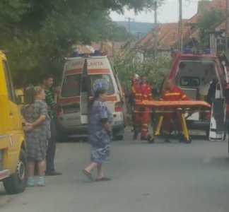 Braşov: Patru persoane, între care doi copii, au fost rănite după ce un copac a căzut pe două maşini şi pe o locuinţă