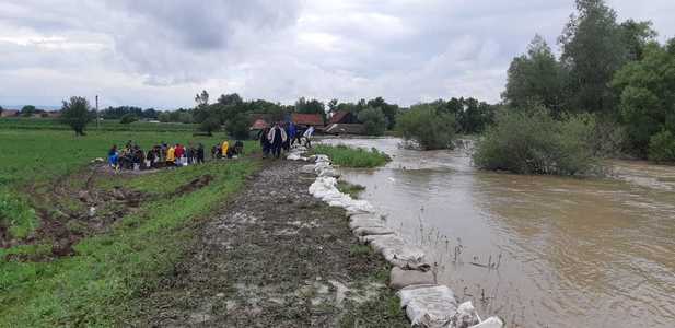 Apele Române: Avertizare de cod galben şi portocaliu de inundaţii pe râurile din mai multe judeţe, valabilă în perioada 8-11 iulie