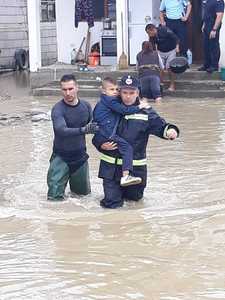Vâlcea: Alte zece persoane din localitatea Băbeni au fost evacuate, iar 131 s-au autoevacuat; pompierii intervin în mai multe localităţi. FOTO/ VIDEO
