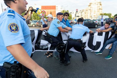 Plângere la CNCD împotriva lui Dragnea, Tăriceanu, Gabrielei Firea, ministrului de Interne, şi şefului Jandarmeriei: Acţiunile şi afirmaţiile lor reprezintă fapte de hărţuire, jignire şi intimidare a manifestanţilor