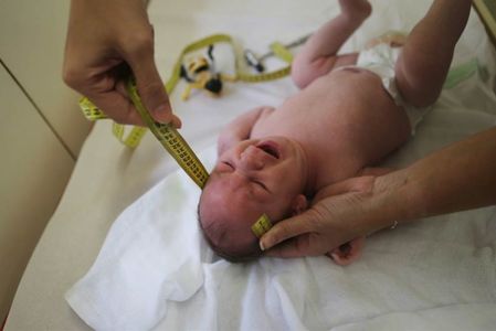 UPDATE - Anchetă la Spitalul Judeţean Târgovişte, după apariţia unor imagini cu o asistentă care bruschează un bebeluş. Asistenta a fost dată afară şi este şi cercetată penal -  VIDEO