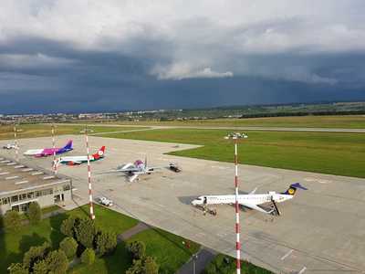 Aeroportul Sibiu a fost redeschis, cinci curse urmând a decola cu întârziere; au fost afectaţi aproximativ 650 de pasageri
