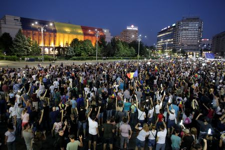 Câteva mii de oameni protestează în faţa Guvernului; la ora 21.00 au aprins lanternele telefoanelor mobile, au huiduit şi au strigat "Demisia”