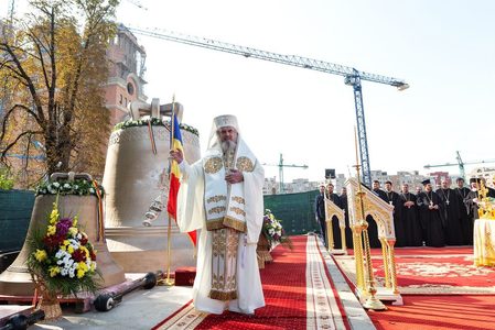 Cele şase clopote ale Catedrelei Mântuirii Neamului, realizate la o fabrică din Austria, au fost sfinţite de Patriarhul Daniel şi urmează să fie montate