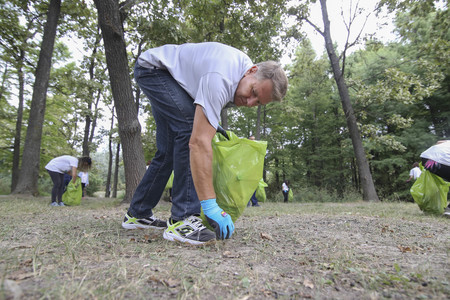 Iohannis, la un eveniment ecologist: În general curăţenia este necesară mai în profunzime. FOTO