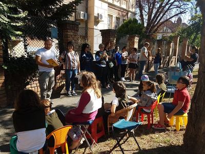 Elevii unei clase de la Colegiul de Muzică din Timişoara au ţinut cursuri, în mod simbolic, în faţa Inspectoratului Şcolar, împreună cu părinţii lor, nemulţumiţi că le-a fost înlocuit învăţătorul