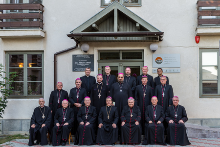 Episcopii catolici îşi reafirmă susţinerea proiectului de modificare a Constituţiei şi îi îndeamnă pe oameni să participe la referendum