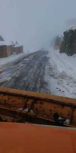 Intervenţie a drumarilor pe Transfăgărăşan unde stratul de zăpadă măsoară zece centimetri în unele locuri; şoseaua este practicabilă în condiţii de iarnă