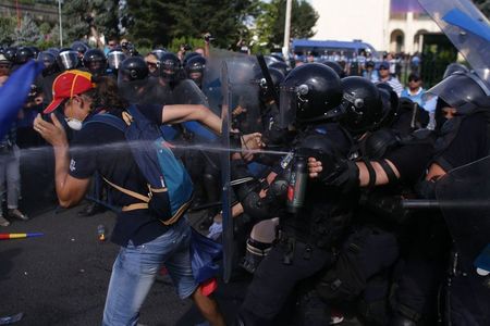 Unul dintre protestatarii care au agresat-o pe femeia jandarm la mitingul din 10 august, reţinut de poliţişti