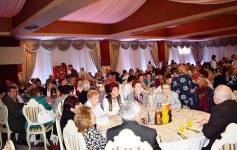 Primăria Arad a alocat 60.000 de lei pentru două petreceri cu meniuri, muzică şi dansuri la care au participat 900 de persoane, de Ziua Internaţională a Vârstnicilor