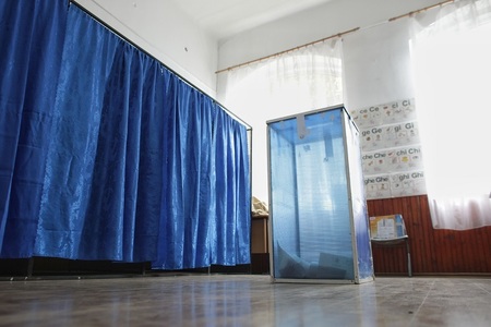 MAI: Urne de vot nesigilate corect în judeţul Bacău. Peste 500 de persoane aflate în centrele de reţinere şi arest preventiv au votat prin intermediul urnei speciale la referendum