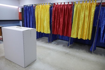 MAI: Primarul şi mai mulţi consilieri locali dintr-o comună din judeţul Dolj au transportat mai mulţi cetăţeni la secţia de votare, spunându-le cum să voteze