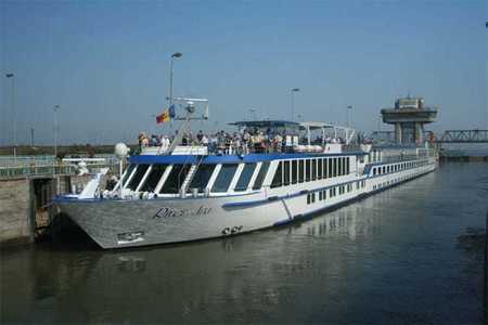 Turiştii care vor veni pe litoral în sezonul viitor ar putea face croaziere pe Canalul Dunăre - Marea Neagră 
