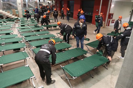 Exerciţiu Seism 2018: 10.000 de paturi de campanie şi saci de dormit şi aproape 1.400 de porţii de hrană, în tabăra de sinistraţi de la Arena Naţională