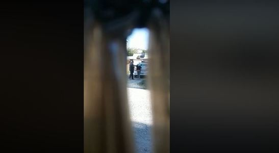 Poliţist din Voluntari, cercetat pentru purtare abuzivă după ce a bruscat o femeie în vârstă implicată într-un conflict, care a refuzat să se legitimeze - VIDEO