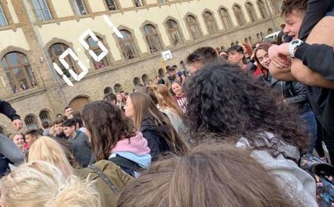 Protest al elevilor de la Liceul Pedagogic din Timişoara, care vor să fie lăsaţi să iasă în stradă în timpul pauzelor