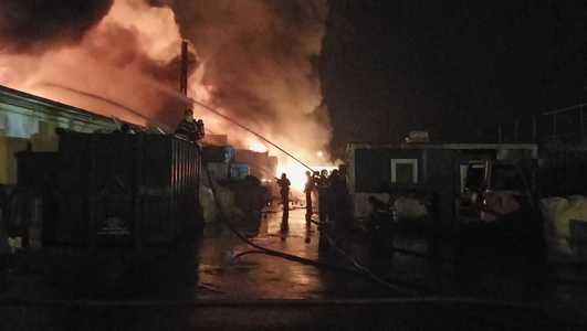 Sibiu: 30 de pompieri mai acţionează pentru stingerea incendiului de la depozitul de uleiuri folosite şi vopsea; incendiul este aproape lichidat
