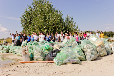 Peste 365.000 de voluntari au strâns 3.505 tone de deşeuri, în cadrul campaniei „Let`s Do It, România!”