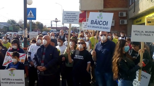 Protest autorizat faţă de poluarea aerului în oraşul Băicoi, Prahova. Oamenii acuză că nu mai pot respira din cauza mirosurilor emanate de o groapă de gunoi - FOTO, VIDEO

