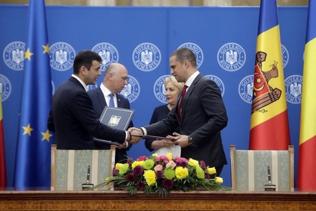 Acord de cooperare în domeniul turismului, între guvernele României şi R. Moldova; printre traseele promovate se numără "Ruta Voievodului Ştefan cel Mare" şi "Drumul Vinului"