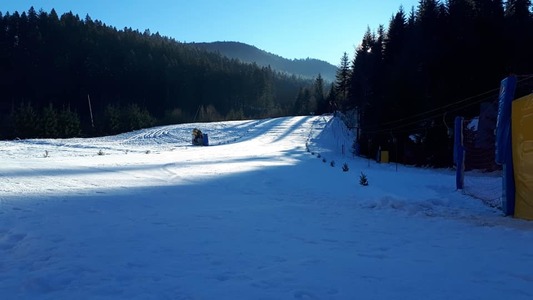 Prima pârtie de schi funcţională în acest sezon pe Valea Prahovei a fost deschisă la Azuga, fiind acoperită cu zăpadă artificială