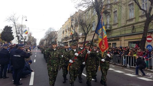 Constanţa: Paradă militară de Ziua Naţională la care participă şi Forţele Aeriene Române şi Canadiene, Poliţia Locală şi în care vor fi prezentate noile autobuze

