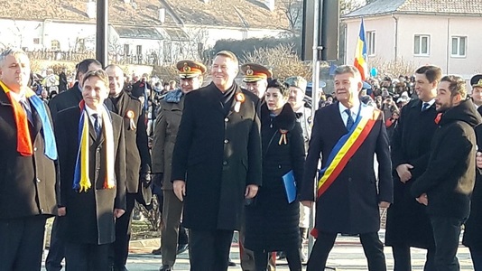Preşedintele Iohannis a inaugurat Monumentul Marii Uniri de la Alba Iulia şi a asistat la paradă. Preşedintele a făcut o baie de mulţime VIDEO