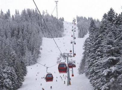 Sezonul de schi în Poiana Braşov se deschide astăzi, unele pârtii fiind practicabile în totalitate, altele doar pe anumite porţiuni