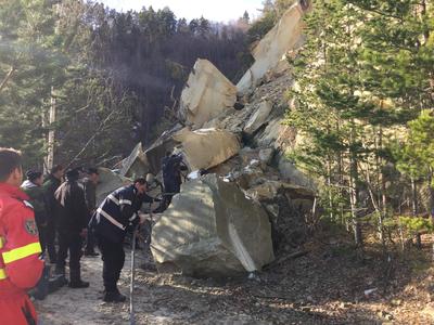 Buzău: Pompierii au reuşit deblocarea drumului care face legătura între satul Plavăţu şi mănăstirea Găvanu, după 15 explozii