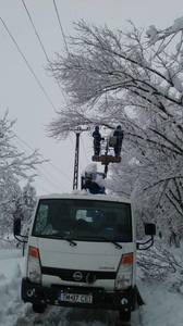 Peste şase mii de gospodării din judeţele Buzău şi Vrancea, fără curent electric în urma căderilor de zăpadă şi a vântului puternic