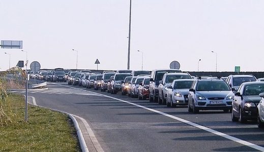 Hunedoara: Aglomeraţie pe A1, în zona localităţii Şoimuş, unde maşinile circulă în coloană