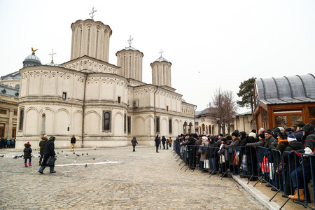 Pompierii din Bucureşti monitorizează 25 de biserici şi mănăstiri unde se aşteaptă aflux mare de credincioşi; patru persoane au avut nevoie de îngrijiri. FOTO