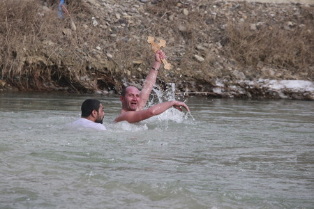 Aproape 500 de persoane au participat, la Buzău, la procesiunea organizată de Bobotează. Doi bărbaţi au sărit în apă pentru a recupera crucea. FOTO