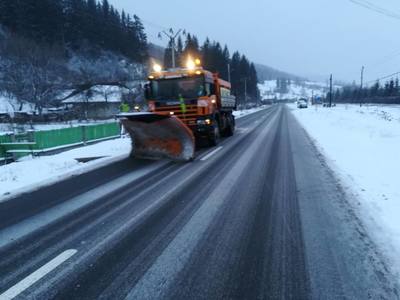 CNAIR: Se circulă în condiţii de iarnă în toată ţara. Drumarii au intervenit cu peste 900 de utilaje şi au răspândit aproape 4.000 de tone de material antiderapant