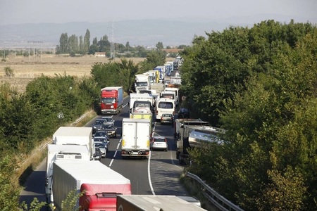 Protest al transportatorilor rutieri din România, în faţa Reprezentanţei Comisiei Europene de la Bucureşti pentru stoparea adoptării Pachetului Mobilitate 1