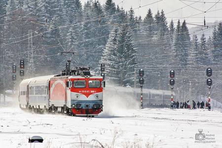 CFR: Trenurile circulă în condiţii speciale pe relaţia Bucureşti - Lehliu, iar pe sectoarele Buftea - Periş şi Videle - Roşiori, din cauza fluctuaţiilor de tensiune, trenurile circulă cu viteză redusă