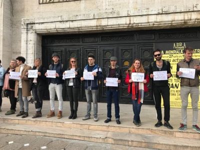 Actori ai Teatrului Naţional Timişoara au protestat în semn de solidaritate cu magistraţii